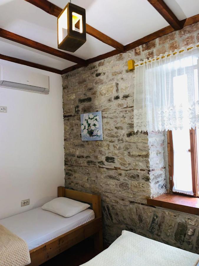 Guest House And Hostel Val-Mar Гірокастра Екстер'єр фото